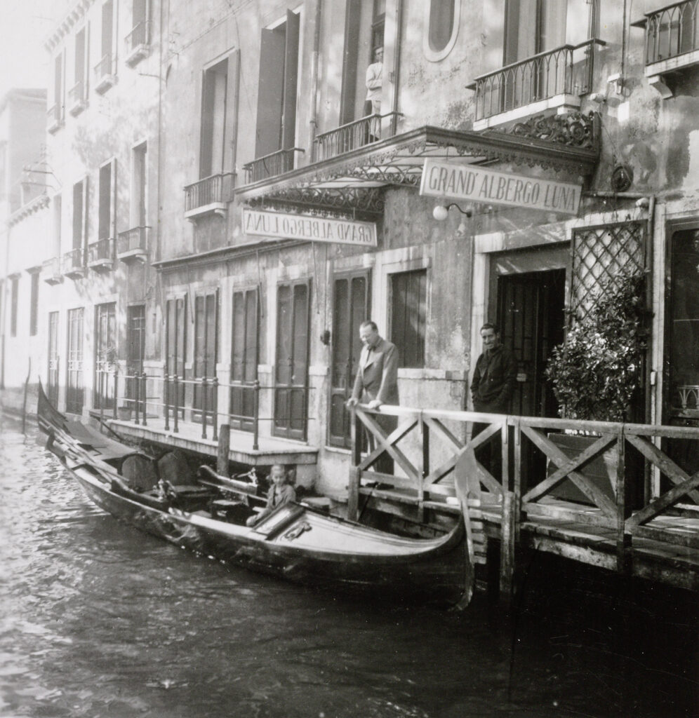 Foto: schwarz-weiß: Felicitas und Willi Baumeister in Venedig