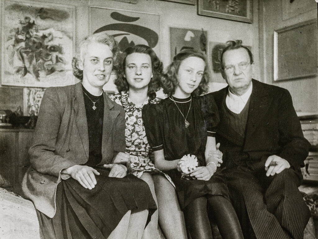 Margrit und Willi Baumeister mit ihren Töchtern Krista und Felicitas