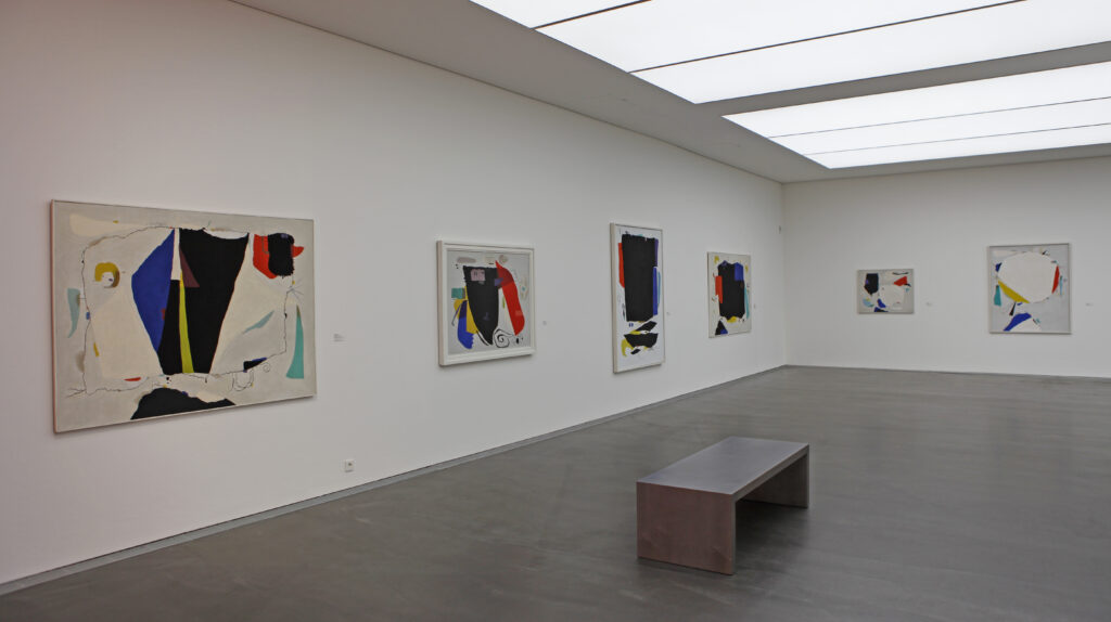 Ausstellungsansicht "Willi Baumeister International" Kunstmuseum Stuttgart, 2013