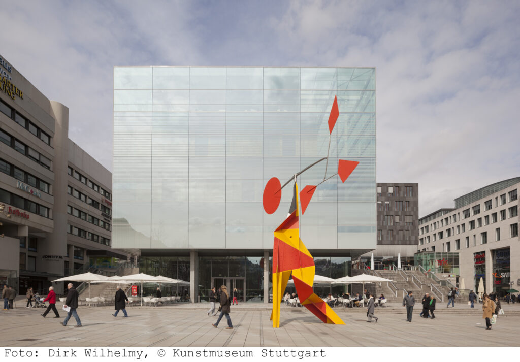 Das Gebäude des Kunstmuseums Stuttgart frontal mit Skulpur davor vom Schlossplatz aus fotografiert