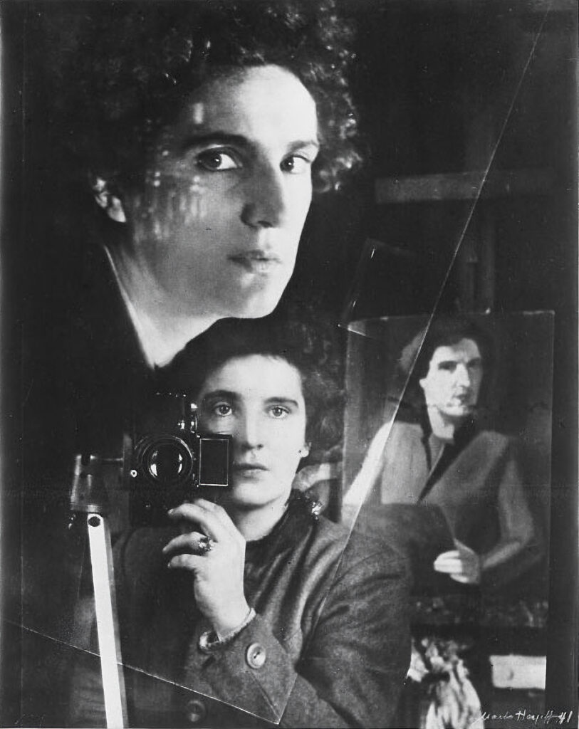 schwarz-weiß Selbstbildnis von Marta Hoepffner