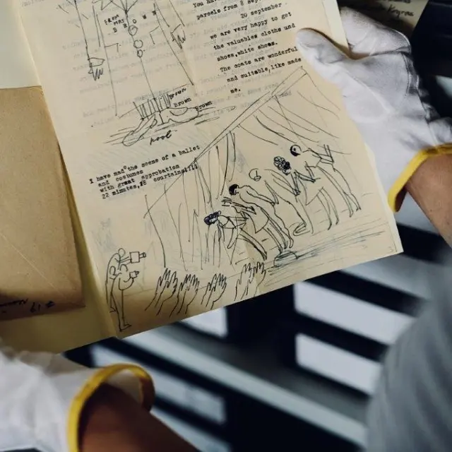 BACKSTAGE. FÜHRUNG DURCH DAS ARCHIV BAUMEISTER 
SONNTAG, 12.10. / 17-18 Uhr 

Führung im Rahmen der Finissage zur Ausstellung >Doppelkäseplatte. 100 Jahre Sammlung, 20 Jahre Kunstmuseum Stuttgart<. Vielen Dank für die Blumen!

Seit der Eröffnung des Kunstmuseums Stuttgart 2005 ist das Archiv Baumeister fester Bestandteil des Hauses und leistet einen wichtigen Beitrag zur Werkerschließung des Stuttgarter Künstlers Willi Baumeister (1889-1955). Bei einer Führung durch das Archiv werden Einblicke in den gesammelten Nachlass des Künstlers ermöglicht. Neben Zeichnungen und Grafiken werden Bühnenbildentwürfe, Manuskripte und angewandte Arbeiten gezeigt.

Begrenzte Teilnehmer:innenzahl. Keine Anmeldung möglich. Treffpunkt: Foyer @kunstmuseumstuttgart 
📸 Elia Schmid
#backstage#archivbaumeister#im#kunstmuseumstuttgart#finissage#exhibition#doppelkäseplatte#100jahresammlung#stuttgartcity#sundaytip#kunstundkultur#willibaumeister#willibaumeisterstiftung#stuttgarterkünstler#blickhinterdiekulissen