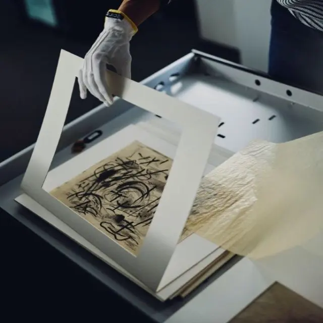 SONNTAG, 19. OKTOBER 2025 Europäischer Tag der Restaurierung 
Themenführungen im Archiv Baumeister und Restaurierungsatelier des Kunstmuseums Stuttgart ~ 12-13 Uhr, ~ 14-15 Uhr, ~ 16-17 Uhr I 3 € / 2 € (zzgl. Eintritt)

Anhand von Werken Willi Baumeisters wird das kunsttechnologische Forschungsprojekt >Innovation oder Ersatz?< vorgestellt. Die Führung gewährt Einblicke in die Arbeitsweise und Zusammenarbeit der Restaurierungsabteilung für Gemälde der Staatlichen Akademie der Bildenden Künste (Prof. Dr. Wibke Neugebauer), des Archivs Baumeister (Hadwig Goez) und des Restaurierungsateliers im Kunstmuseum Stuttgart (Roxanne Schindler).

Beginn: Foyer Kunstmuseum Stuttgart 

Ein herzliches Dankeschön an die @wuestenrotstiftung für die Förderung des Vermittlungsprogramms.

📸 Elia Schmid
#tagderrestaurierung#archivbaumeister#kunstmuseumstuttgart