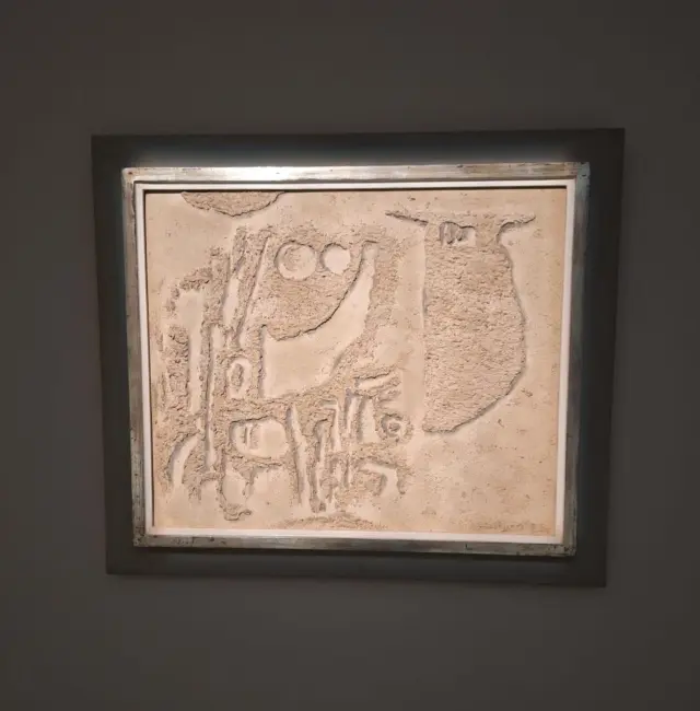 Willi Baumeister in der Ausstellung >Joseph Beuys. Bewohnte Mythen< @kunsthalletuebingen 
Die Ausstellung ist noch bis zum 8.03.2026 in der Kunsthalle Tübingen zu sehen; schaut vorbei!
#willibaumeister#sandrelief#exhibition#kunsthalletübingen#willibaumeisterstiftung