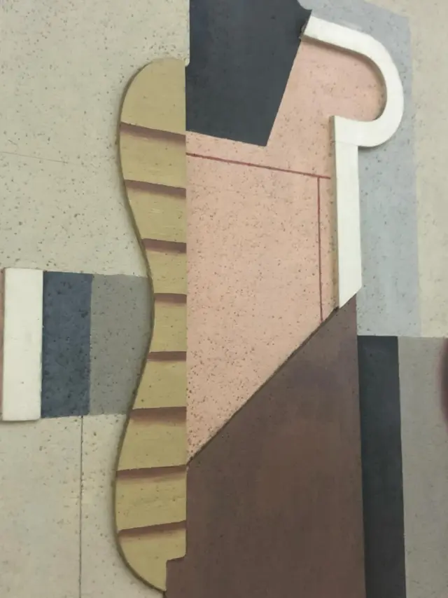 Die menschliche Figur in ihrer Stereometrie wurde für Baumeister zum Symbol für die Ur-Konstruktion alles Sichtbaren. Sein Verständnis von Kunst in dieser Phase vereinte alle seine Arbeiten - die gegenständlich-abstrakten wie die ungegenständlichen. Horizontale, vertikale und diagonale, runde und eckige Elemente verspannen sich zu einer idealen Form. Achsiale oder punktuelle Schwerpunkte verleihen den Kompositionen Halt. Mit farbigen Kontrasten unterstrich Baumeister die reliefartigen Strukturen, die er in den Ölgemälden durch den Einsatz von Papiermaché, Karton und Sperrholzteilen oder Metallfolien verstärkte und die seine Affinität zum Kubismus deutlich machen.
#willibaumeister#mauerbilder#aufbruchundmodernität#klassischemoderne#archivbaumeister