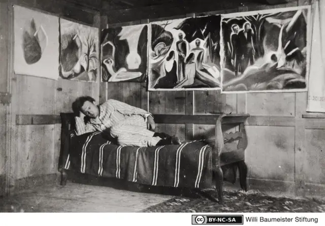 Im Frühjahr 1911 studierte Baumeister für drei Monate am „Cercle International des Beaux-Arts“ in Paris. Nach seiner Rückkehr bezog er sein erstes Atelier in Stuttgart, Lessingstraße 3. Im September 1912 übersiedelte er für 15 Monate nach Amden. 1913 beteiligte er sich erstmals an einer Ausstellung in der Berliner Galerie Der Sturm, 1914 schuf er vier Wandbilder für die Kölner Werkbund-Ausstellung. Reisen nach Amsterdam, London und Paris schlossen sich an.
📸 unbekannt: Willi Baumeister, Bauernhaus „Im Schwanden“, Amden, Schweiz, 1913.
#willibaumeister#imatelier#familieundausbildung#archivbaumeister#willibaumeisterstiftung