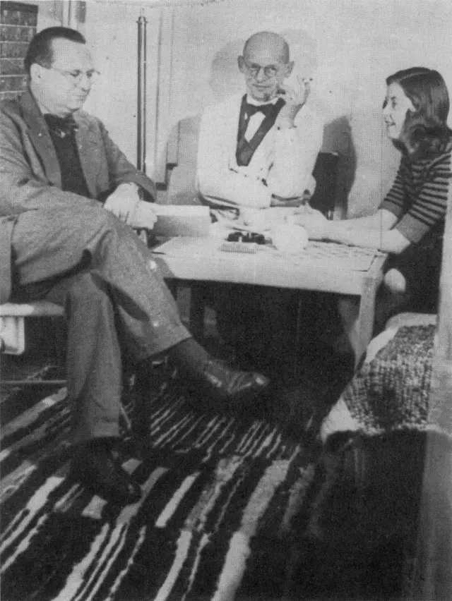 Baumeister, Krause und Schlemmer bildeten den Kern des Wuppertaler Arbeitskreises, der bis 1944 bestand. In einem eigens eingerichteten Maltechnikum in Elberfeld fertigten die Künstler hunderte Versuchstafeln für die Lackfabrik Dr. Kurt Herberts & Co. Die Tafeln, zumeist in kleinem Format, sind größtenteils zwischen 1940 und 1942 entstanden.

Die erhaltenen Lackarbeiten des Wuppertaler Arbeitskreises konnten in den 2000er Jahren durch den Freundeskreis des Kunstmuseums Stuttgart @kunstmuseumstuttgart erworben und dem Sammlungsbestand des Museums übergeben werden. Aus diesen Beständen zeigt der „Skulpturenpark Waldfrieden“ @skulpturenparkwaldfrieden rund 160 Lacktafeln in der unteren Ausstellungshalle des Parks.

📸 Willi Baumeister, Oskar und Karin Schlemmer 1942 bei einem Treffen in Wuppertal.

——————————————————-

Info: „Farbe! Farbe!“ - Ausstellungsdauer: 12.09.2026 - 03.01.2027