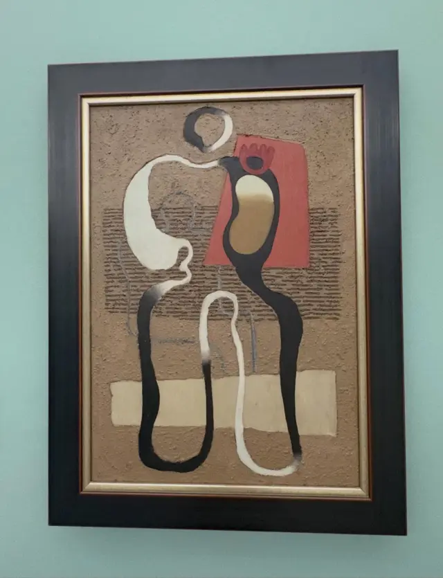Bei einem Durchgang @museumimkulturspeicher einen Baumeister entdeckt…
Das Motiv, die stehende Figur erinnert in ihrer stark abstrahierten, zeichenhaften Form an uralte Götzenbilder, Runen oder steinzeitliche Skulpturen. Das Bild steht auch exemplarisch für den Beginn seiner sogenannten „Inneren Emigration“ und markiert eine radikale stilistische Wende.
📸 Willi Baumeister, Figur in rotem Feld, 1933/34, Öl und Sand auf Leinwand
#willibaumeister#museumimkulturspeicher#würzburg#dreißigerjahre#klassischemoderne