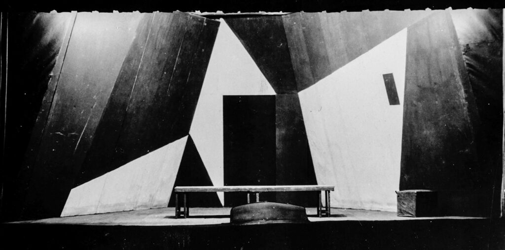 Schwarz-weiß Foto des Bühnenbildes zu "Freiheit" von Herbert Kranz