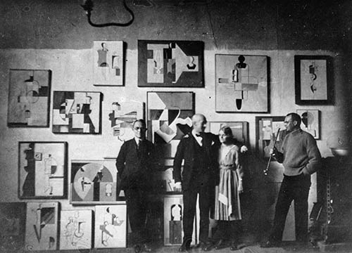 Im Atelier: Willi Baumeister (rechts) mit Freunden in seinem Atelier, 1921