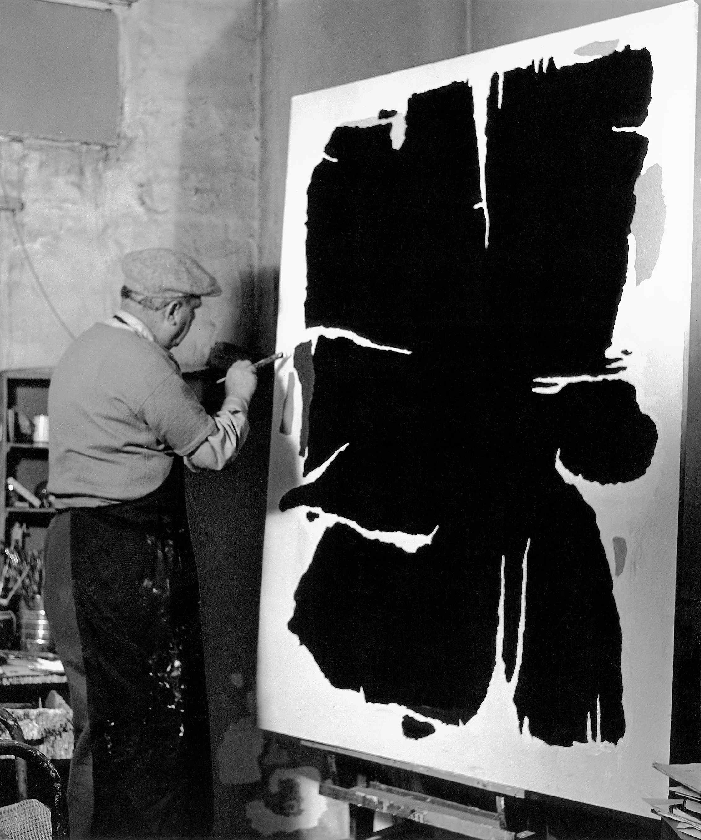 Willi Baumeister bei der Arbeit an ARU 5  in seinem Stuttgarter Atelier, 1955