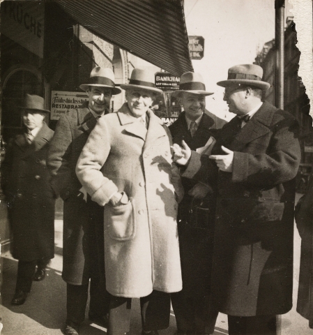 Willi Baumeister with Ferdinand Kramer, Adolf Loos, and Hans Warnecke in Frankfurt, 1931/ ab-f-012-013