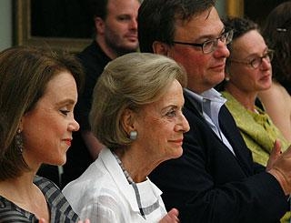 Felicitas Baumeister (2. v. li.) in Begleitung von Petra von Olschowski (li.), Jochen Gutbrod und Hadwig Goez.