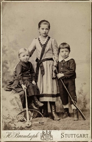 Geschwister Baumeister: Willi mit Klara und Hans, um 1893