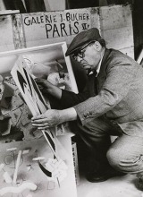 Willi Baumeister beim Packen von Bilderkisten für seine Ausstellung in der Galerie Jeanne Bucher, Paris, 1949